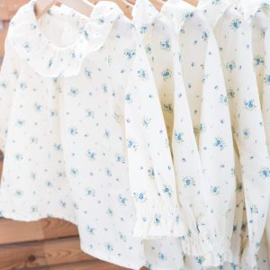 série de blouses fleuries à col fille