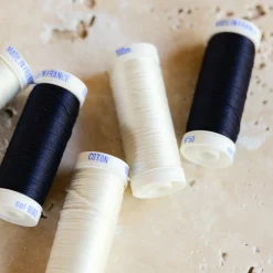 fil écru et marine coton