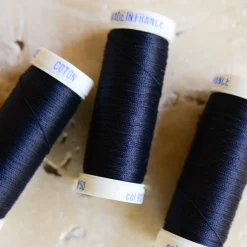 fil à coudre bleu marine