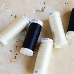 fil coton pour couture écru et marine
