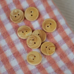 boutons en bois 2 trous sur une flanelle vichy orange