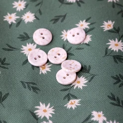 boutons polyester recyclé fabriqués en France sur tissu edelweiss