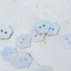 bouton fleur en nacre naturelle