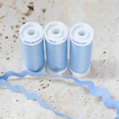 trio fil à coudre bleu