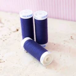 fil à coudre bleu profond